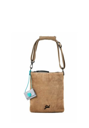 Bolso de hombro de ante marrón con correa ajustable y pequeño bolso gris adjunto con botón y cordón turquesa.