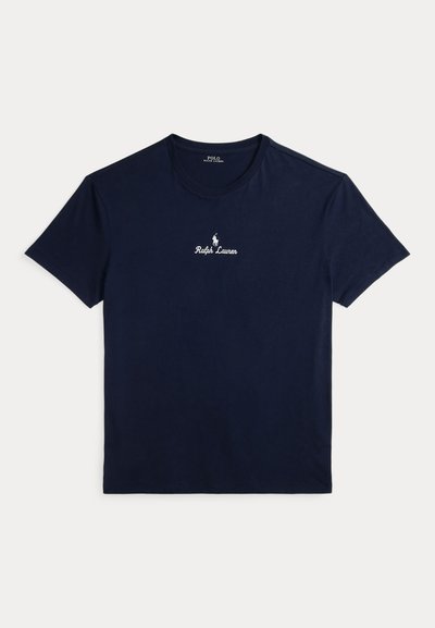 Mörkblå t-shirt i bomull med rund hals, korta ärmar och en liten vit broderad logotyp på bröstet. Minimalistisk design.