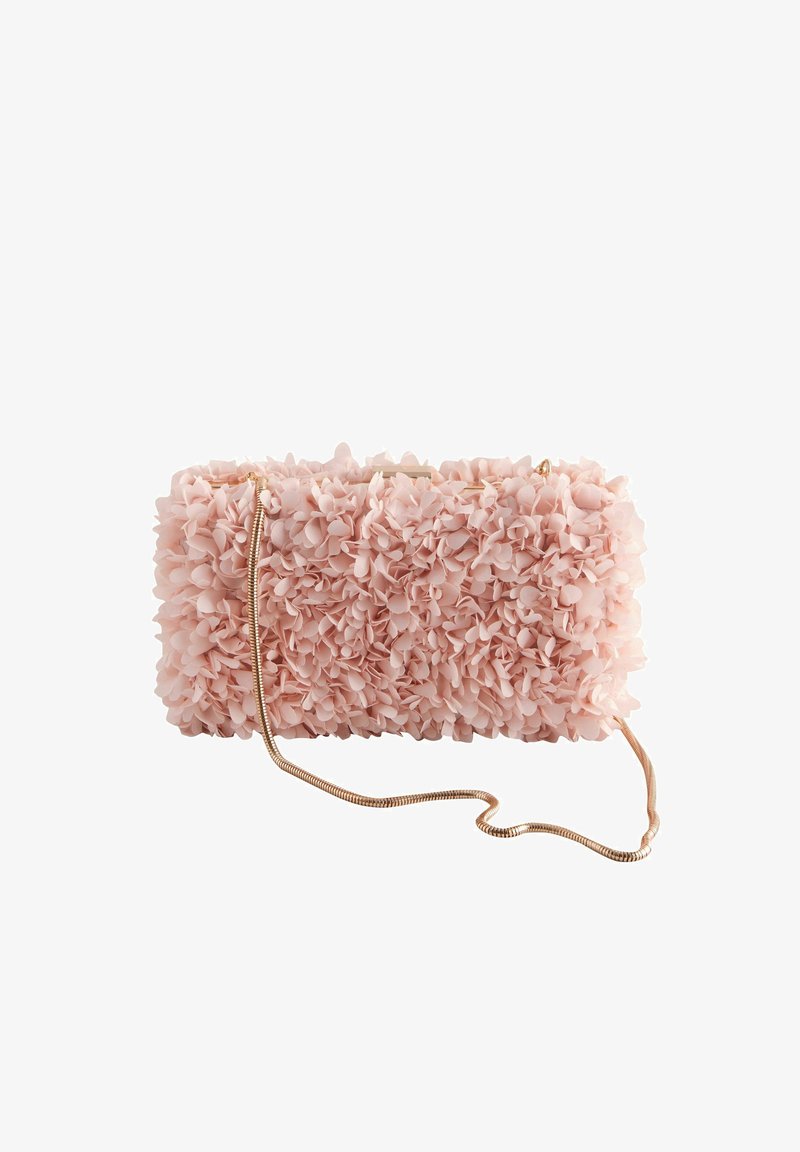 Clutch handbag dækket i bløde lyserøde stofblomster med en tynd guldkæde-rem, sat mod en hvid baggrund.