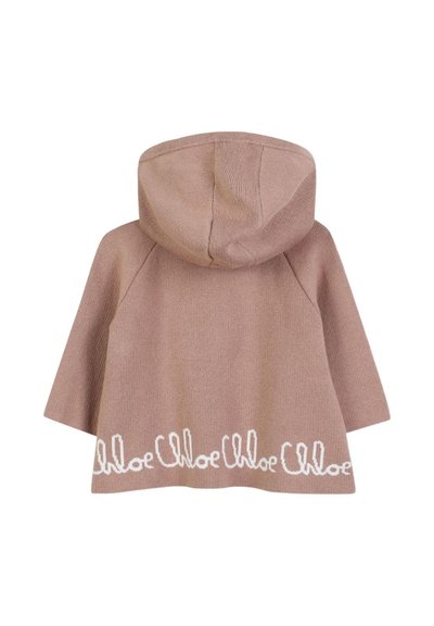 Cardigan con cappuccio in morbido maglione rosa pallido, con un logo in bianco a lettera corsiva lungo l'orlo. Maniche ampie e vestibilità rilassata aumentano il comfort.
