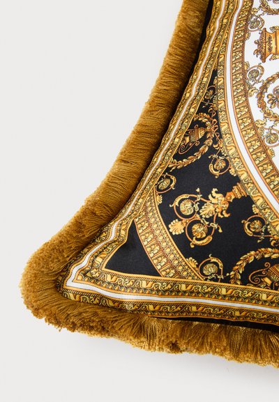 Čtvercový dekorativní polštář s černou látkou, složitým zlatým vzorem a třásněmi v zlatavém odstínu podél okrajů.