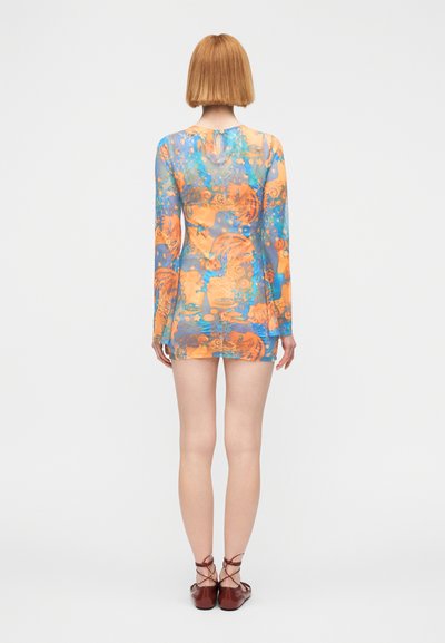 Διάφανο, μίνι φόρεμα με μακριά μανίκια σε μπλε, πορτοκαλί και κίτρινο αφηρημένο σχέδιο. Διαθέτει άνοιγμα στην πλάτη και εφαρμόζει στενά στο σώμα.