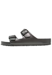 Mörkgrå sandaler med två justerbara remmar, gjorda av ett slätt material. Texturerad sula med en hållbar finish. Minimalistisk design.