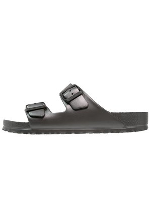 Sandales gris foncé avec deux sangles ajustables, fabriquées dans un matériau lisse. Semelle texturée avec une finition durable. Design minimaliste.