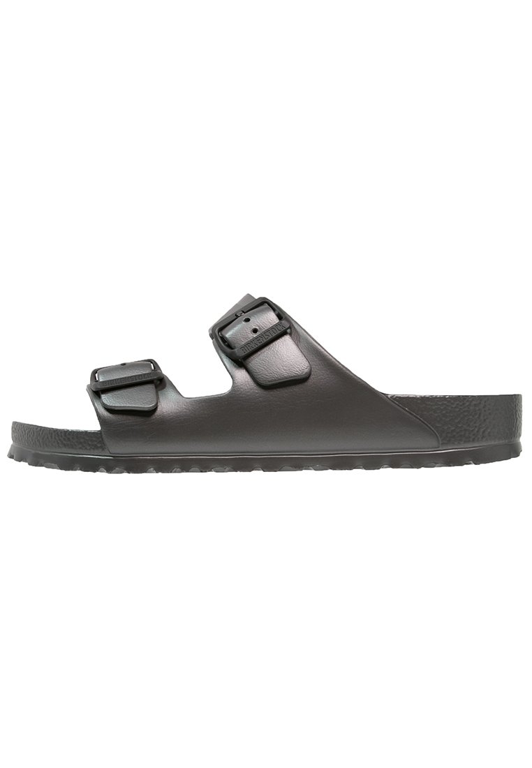 Mörkgrå sandaler med två justerbara remmar, gjorda av ett slätt material. Texturerad sula med en hållbar finish. Minimalistisk design.