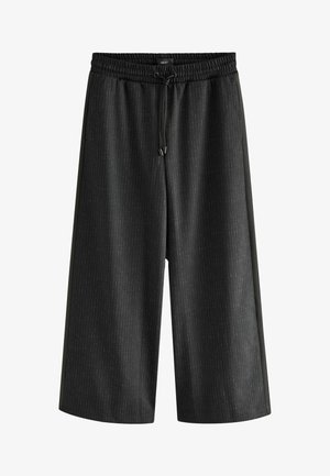 Pantaloni scurți negri, cu croială largă, dotati cu un tiv elastic și șnur de ajustare. Prezintă linii verticale subtile și o textură netedă.