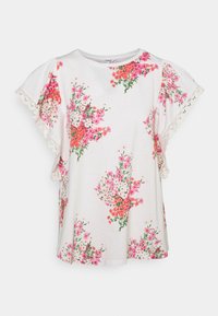 Blusa blanca de manga corta con un patrón floral de flores rosas y rojas, detalles de encaje con forma de onda en las mangas y un escote redondo.