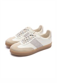 Beli usnjeni supergi z bež semišnimi poudarki, teksturirano površino, ravnimi vezalkami, prožnim gumijastim podplatom in svetlo modrimi šivi.