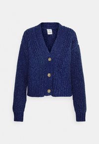 Mörkblå stickad kofta med V-krage, långa ärmar och kortad nederkant. Har tre stora beige knappar och texturerad ribb.