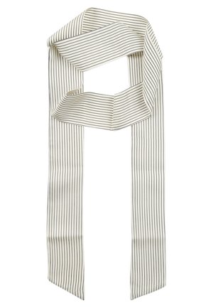 Longue écharpe blanche avec des fines rayures verticales noires, présentée pliée sur un fond blanc.