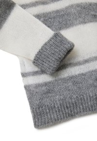 Grauer und weißer gestreifter Strickpullover mit einer weichen Textur, gerippten Bündchen und einem subtilen metallischen Faden in den grauen Streifen.