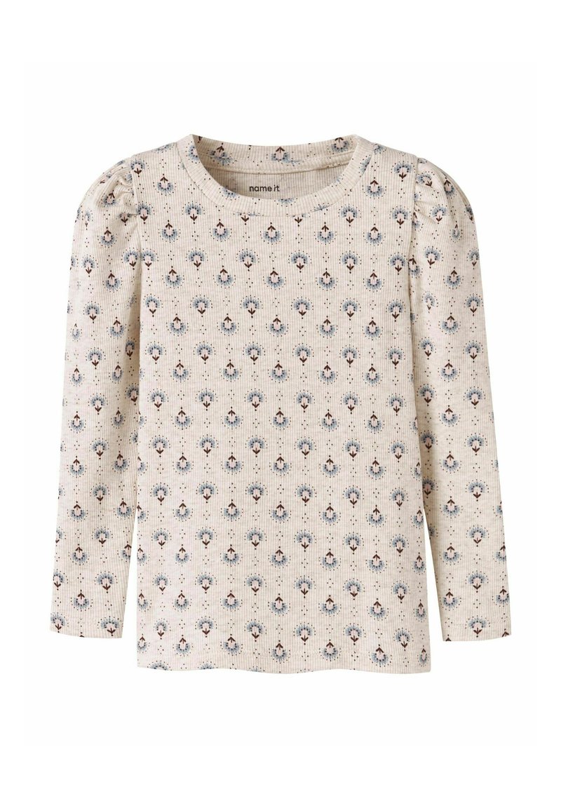 Długi rękaw top w kremowym materiale z kwiatowym wzorem w niebieskie i brązowe kolory. Charakteryzuje się marszczonymi ramionami i prążkowaną teksturą. Okrągły dekolt.