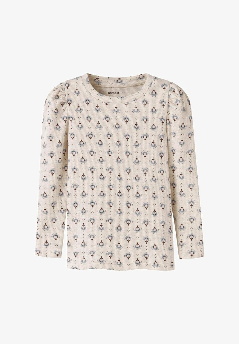 Długi rękaw top w kremowym materiale z kwiatowym wzorem w niebieskie i brązowe kolory. Charakteryzuje się marszczonymi ramionami i prążkowaną teksturą. Okrągły dekolt.