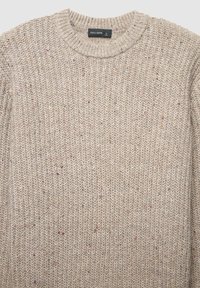 Beige gestrickter Pullover mit Rundhalsausschnitt. Hat mehrfarbige Fäden, eine dicke Textur und lange Ärmel. Das Etikett zeigt Größe L.