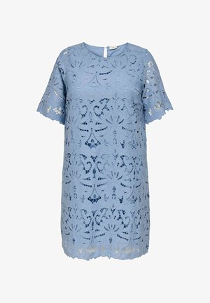 Világoskék rövid ujjú ruha virágos csipkemintával és hullámos szegélyekkel, kerek nyakkivágással és kulcslyukas hátul gombolással.