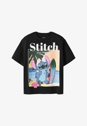 T-shirt noir avec le personnage de dessin animé Stitch debout sur la plage avec des planches de surf, un palmier, des fleurs et le texte « Stitch profite de la vie et se détend. »
