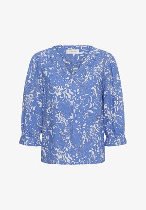 Blauwe blouse met wit bloemenpatroon, driekwart mouwen met ruches en een V-hals met subtiele ruches.