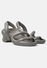 Sandali grigi stampati con più cinturini ad anello, una soletta testurizzata e un design del tacco alto per stabilità e comfort.