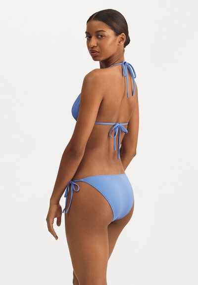 Zils bikinis ar trīsstūra formu augšdaļu un sānu saites apakšdaļām. Gluda auduma virsma ar matētu apdari. Regulējamas saites kaklā un gurnos.