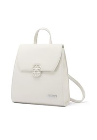 Mochila estructurada blanca hecha de cuero texturizado. Presenta un cierre con solapa y un broche decorativo, así como una correa de hombro ajustable.