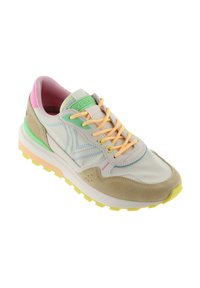Zapatilla deportiva con ante beige, paneles blancos y pastel, cordones amarillos, etiqueta del logo verde, forro rosa y suela amarilla con dibujo, orientada hacia la derecha sobre fondo blanco.