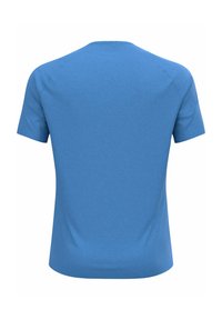 T-shirt bleu à manches courtes en tissu doux ; il présente un col rond, une texture lisse et un design simple et sans couture sans logos visibles.