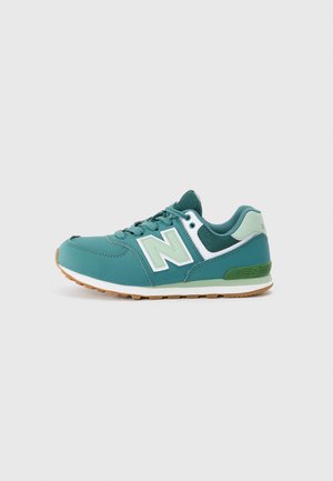 Baskets de sport teal et vert avec semelle intermédiaire blanche, semelle extérieure en gomme, panneaux en maille, lacets et un grand logo "N" sur le côté.