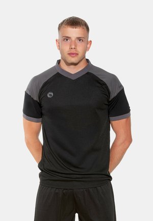 Schwarzes Sportshirt mit grauen Akzenten, kurzen Ärmeln und V-Ausschnitt. Aus glattem, leichtem Stoff gefertigt, mit Logodetail auf der Schulter.