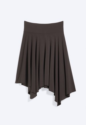 Jupe asymétrique gris foncé avec une taille haute et un ourlet fluide et irrégulier sur un fond clair.