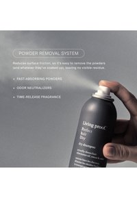 Handsprühung des Living proof Perfect hair Day Trockenshampoos mit Text, der das Pulverentfernungssystem, Geruchsneutralisierer und die zeitverzögerte Duftfreisetzung betont.