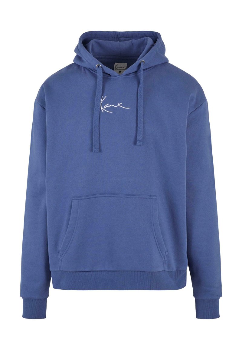 Blå bomulds hoodie med en front kangaroo lomme, snore, og hvid broderet logo på brystet. Ribbet manchetter og nederste kant.