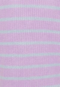 Tecido de malha em rosa claro com riscas horizontais de azul pálido. A textura parece suave, com um padrão consistente e pontos regulares.