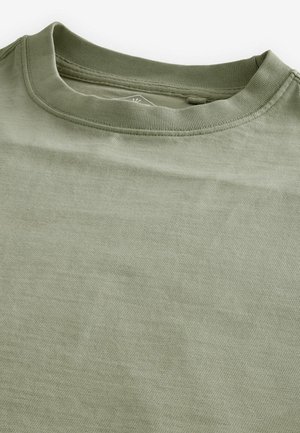 Tricou de culoare verde măsliniu, realizat din bumbac moale. Prezintă un gât clasic de tip crew și un material neted, ușor texturat.