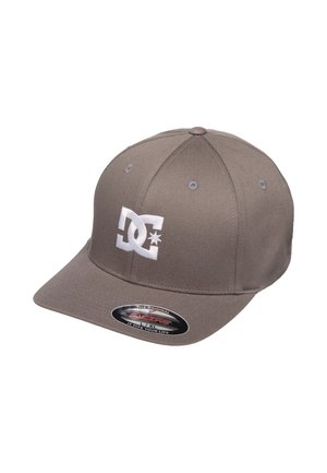 Szara czapka bejsbolowa marki DC z białym haftowanym logo z przodu oraz czarną naklejką na daszku z oznaczeniem rozmiaru L/XL.