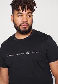Calvin Klein Jeans Plus REPEAT LOGO TEE - T-shirt estampada - black
