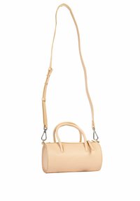 Teksturowana beżowa torebka skórzana o cylindrycznym kształcie, z dwoma uchwytami oraz regulowanym paskiem na ramię z eleganckimi srebrnymi detalami.