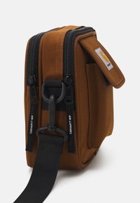 Carhartt WIP ESSENTIALS BAG SMALL UNISEX - Soma ar siksnu pāri ķermenim - deep brown