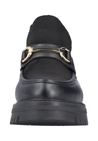 Schwarze Lederloafer mit Wildlederoberteil, ausgestattet mit einer goldenen Schnallenakzentuierung, flacher Sohle und gepolstertem Fußbett, aus der Frontalansicht betrachtet.