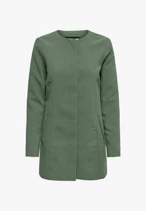 Damefrakke med lange ærmer i olivengrøn med skjult frontlukning og sidelommer med slids, skræddersyet pasform og rund halsudskæring.