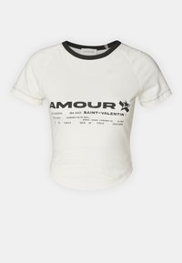Krótki, biały t-shirt z kontrastowym czarnym dekoltem, z napisem "AMOUR" oraz czarnym nadrukiem na przodzie.