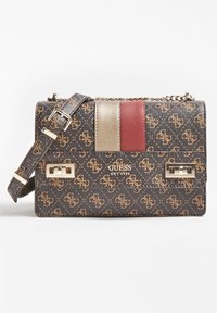 Brun mønstret håndtaske med guld accenter og en kædestaft. Har et tri-farvet stribe i rød, guld og bordeaux foran.