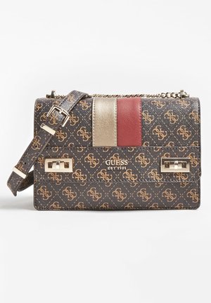 Bruine handtas met een patroon en gouden accenten, voorzien van een kettinghengsel. Heeft een driekleurige streep in rood, goud en bordeaux aan de voorkant.