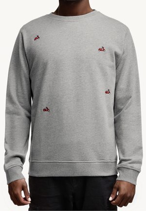 Mann trägt einen grauen Sweatshirt mit langen Ärmeln und kleiner roter Roller-Stickerei auf der Brust und nahe der Taille.