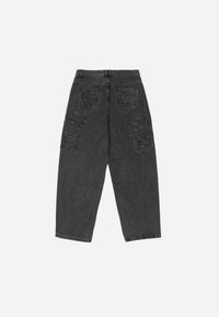 Jeans in denim nero con vestibilità ampia, caratterizzati da loghi cuciti sulle tasche posteriori e sul lato. Gambe affusolate con orlo grezzo.