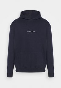 Námořnická mikina s kapucí vyrobená z měkké tkaniny, s klokankou a bílým textem "MENNACE" na prsou. Lemované manžety a spodní lem.