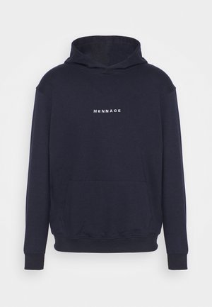 Sudadera con capucha en color navy hecha de tejido suave, que cuenta con un bolsillo tipo canguro y el texto blanco "MENNACE" en el pecho. Puños y dobladillo acanalados.