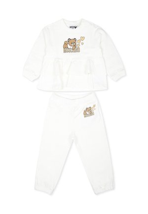Completo bianco a due pezzi con sopra a maniche lunghe con volant e grafica di un orso, abbinato a pantaloni con stampa di un orso sulla coscia.
