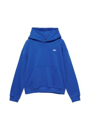 Blauer Pullover-Hoodie mit Kängurutasche vorne und kleinem weißem Logo auf der linken Brust, dargestellt vor weißem Hintergrund.