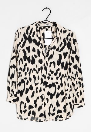 Camicia button-up beige con stampa leopardata nera. Presenta un colletto, maniche lunghe e un orlo dritto con una vestibilità rilassata.