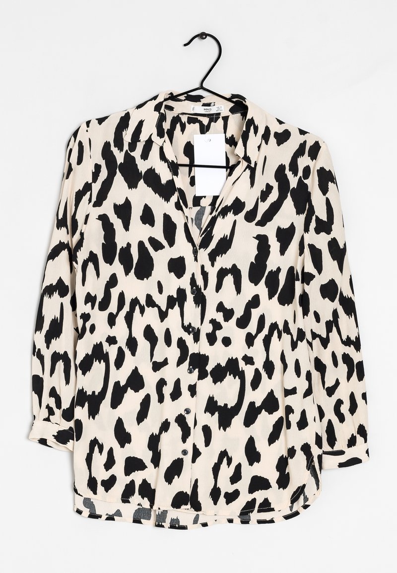 Camicia button-up beige con stampa leopardata nera. Presenta un colletto, maniche lunghe e un orlo dritto con una vestibilità rilassata.